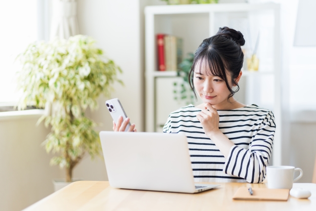 テレワークで働く若い女性