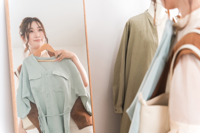 アパレルショップで洋服を買い物する女性